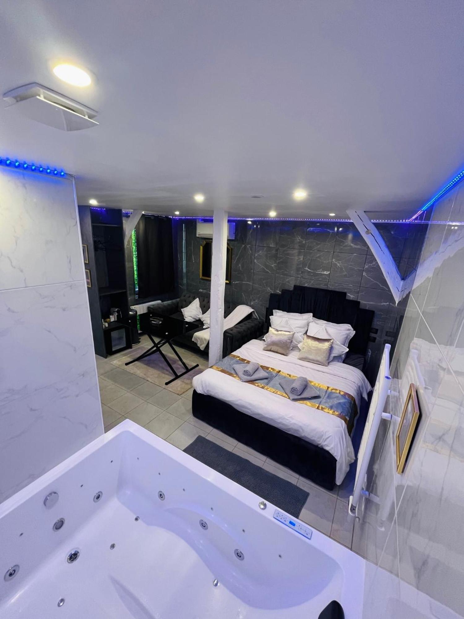 Room & Jacuzzi - Stade De France Saint-Denis  Exteriér fotografie