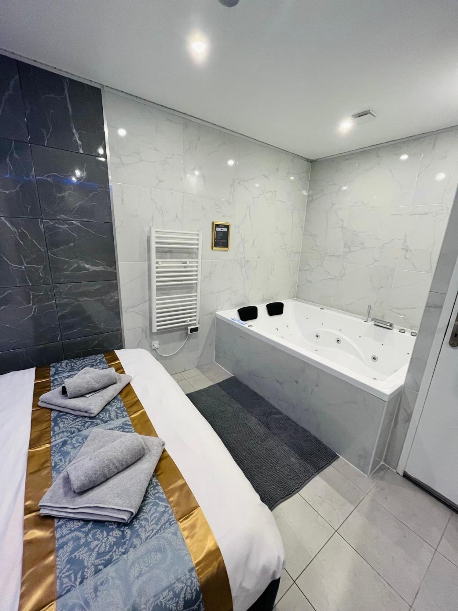 Room & Jacuzzi - Stade De France Saint-Denis  Exteriér fotografie