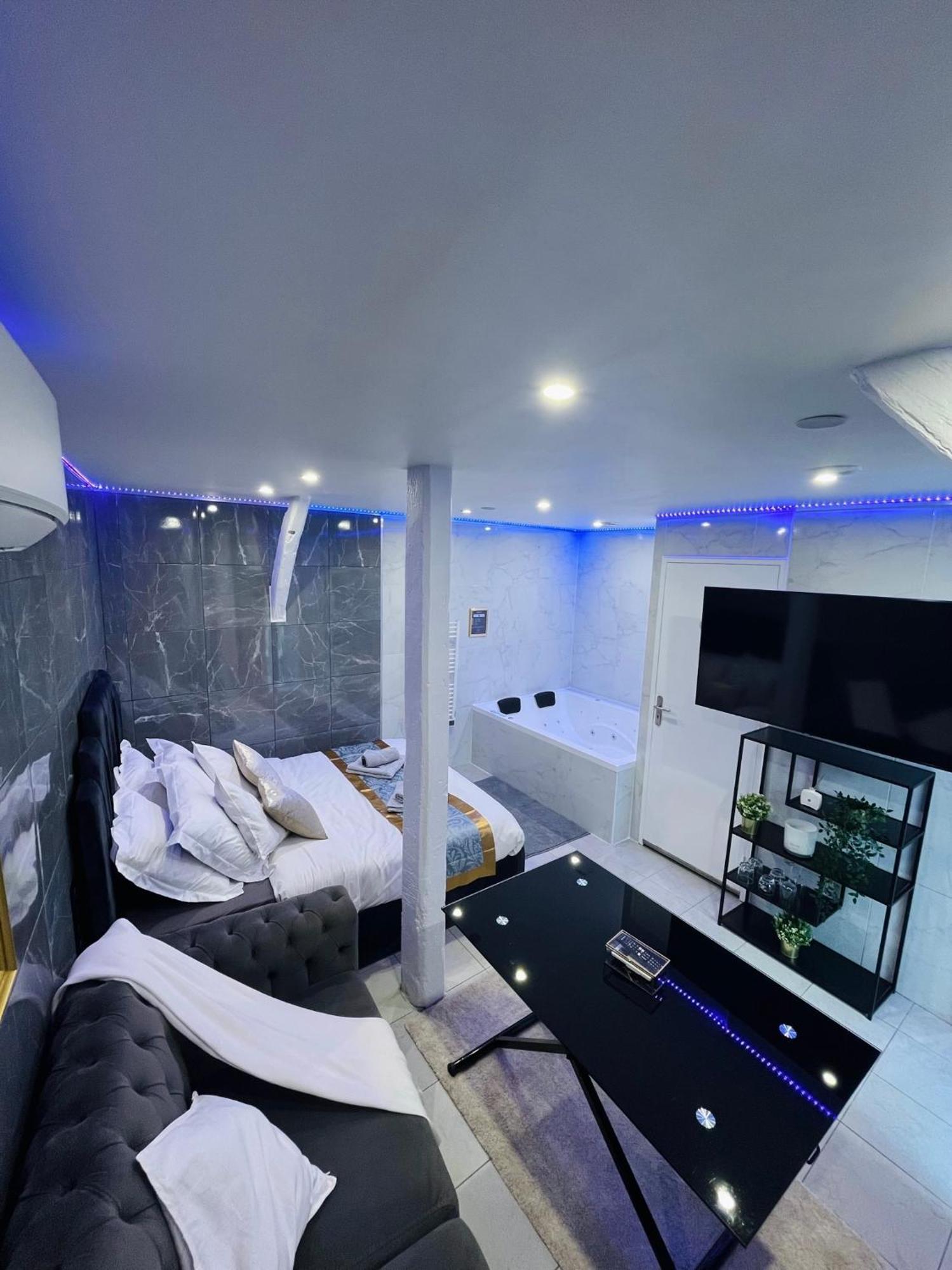 Room & Jacuzzi - Stade De France Saint-Denis  Exteriér fotografie