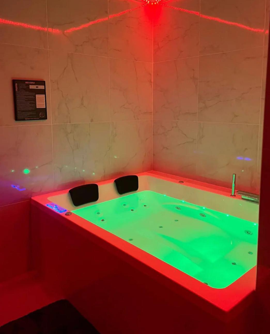 Room & Jacuzzi - Stade De France Saint-Denis  Exteriér fotografie