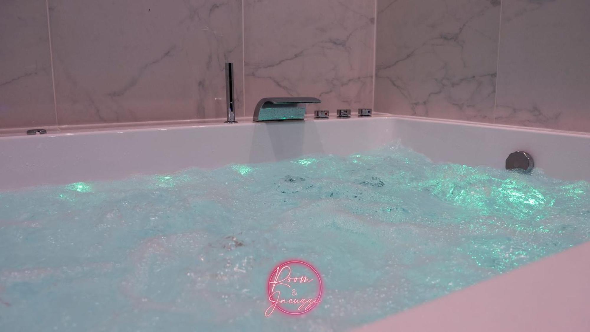 Room & Jacuzzi - Stade De France Saint-Denis  Exteriér fotografie