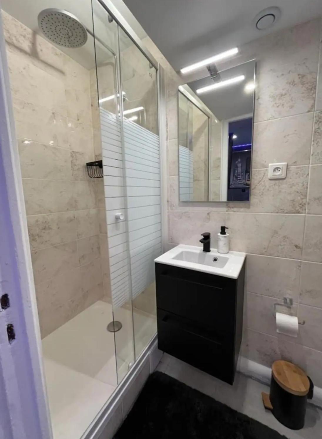 Room & Jacuzzi - Stade De France Saint-Denis  Exteriér fotografie