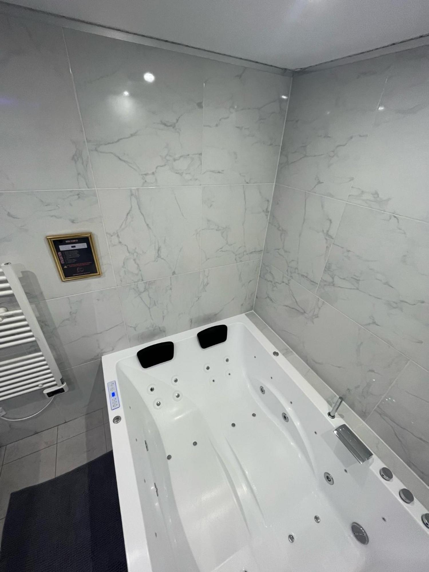 Room & Jacuzzi - Stade De France Saint-Denis  Exteriér fotografie